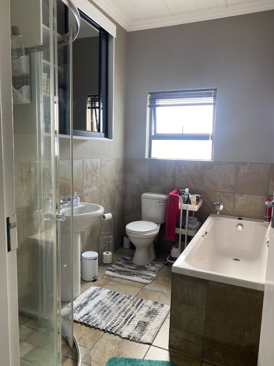 2 Bedroom Property for Sale in Gateway Manor North West
